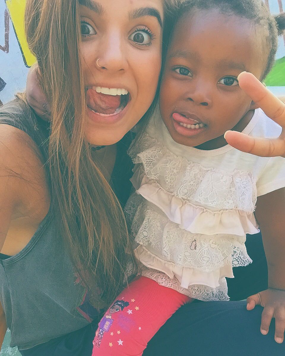Malú divertindo as crianças durante seu voluntariado na África do Sul