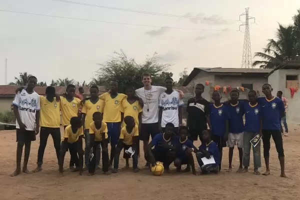 projeto social orfanato gana partida de futebol